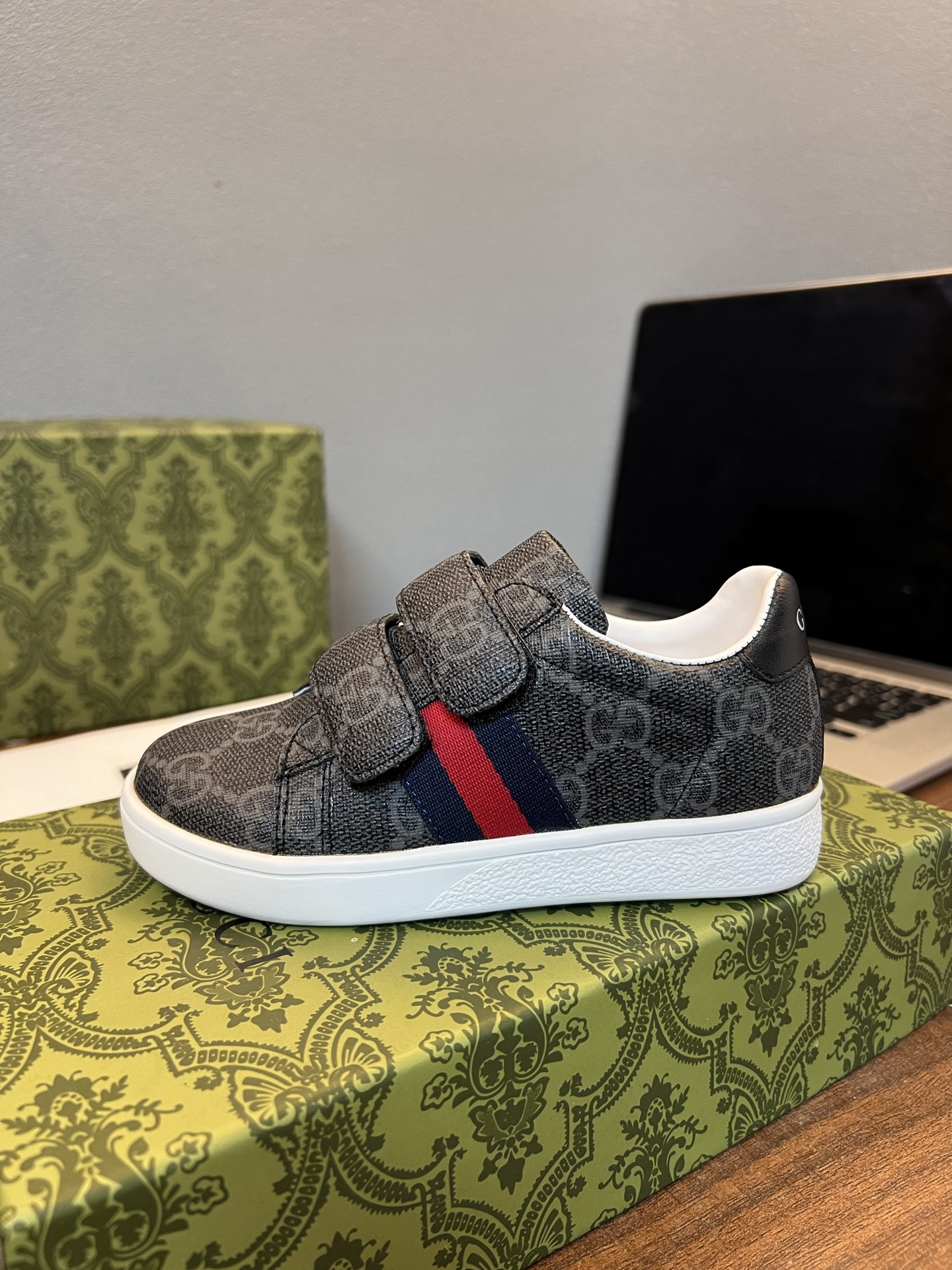 Children's shoes child
